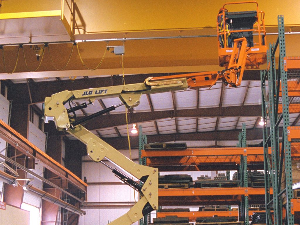 JLG E400JPN Working in the Warehouse JLG E400JPN Working in the Warehouse